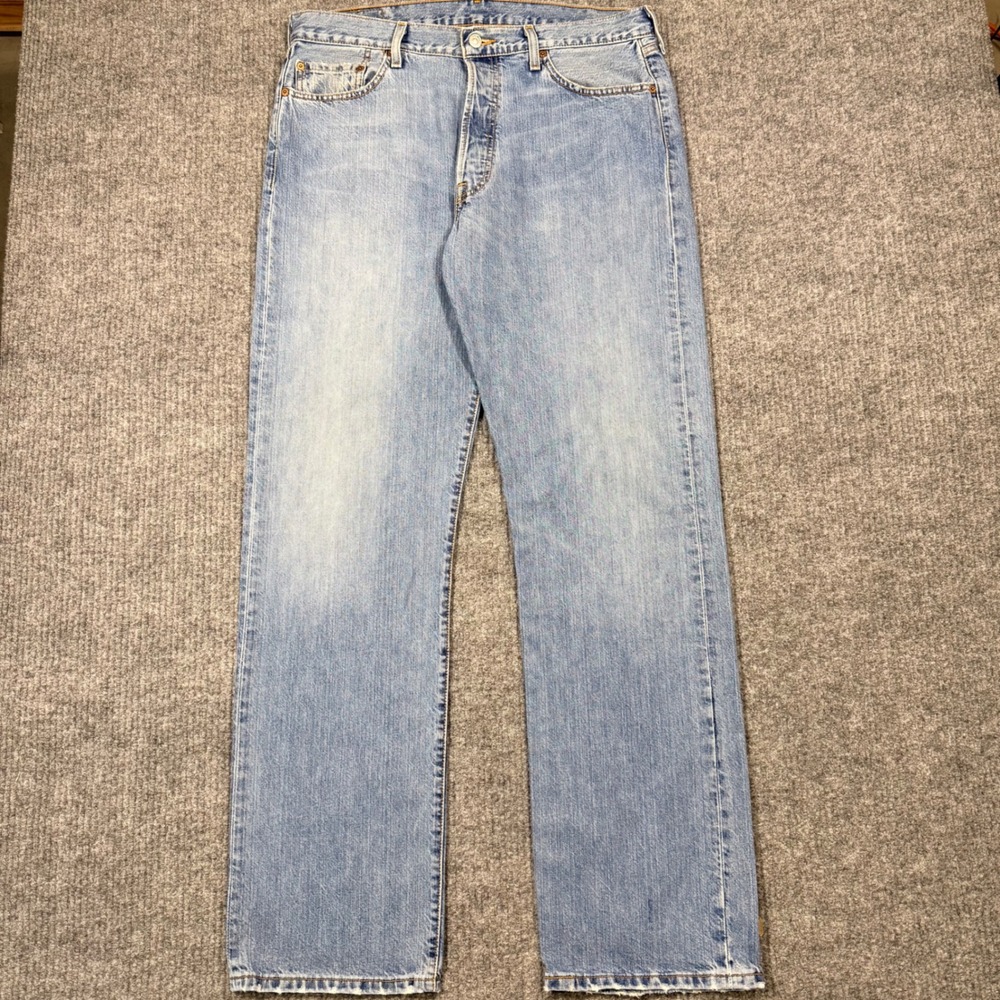 Levis 501 Original Fit Jeans Mens 36x34 Light Wash Blue Denim 00501-2200 - Picture 3 of 12